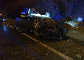 Mașina s-a răsturnat în urma impactului. FOTO FP