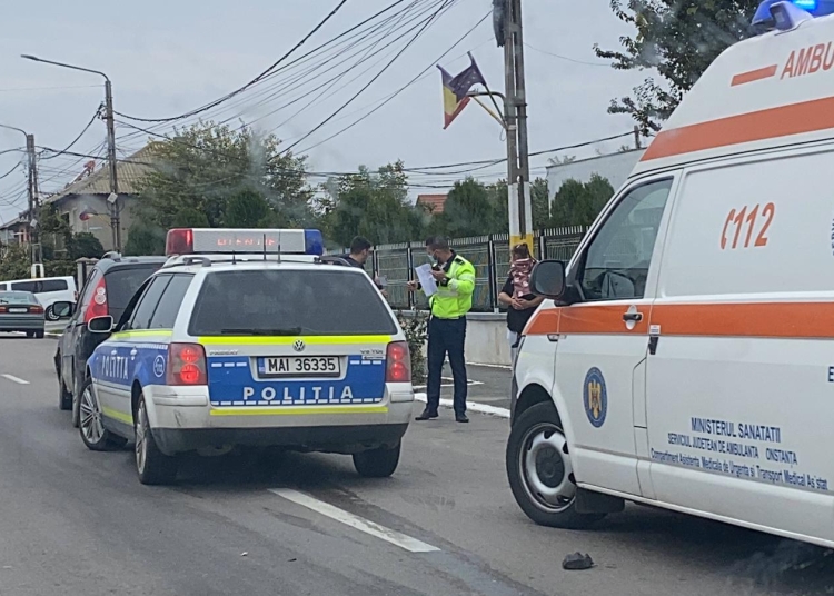 Echipaje ale Poliției și Ambulanței au intervenit la accident. FOTO FP