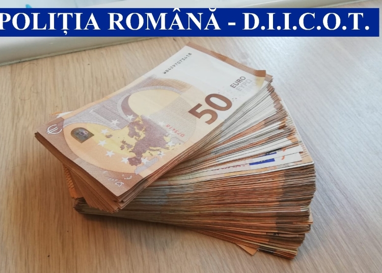 Bani găsiți în urma perchezițiilor. FOTO Poliția Română