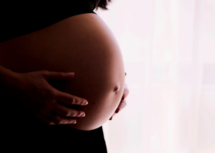 Tânără însărcinată. FOTO: Freestock / unsplash.com