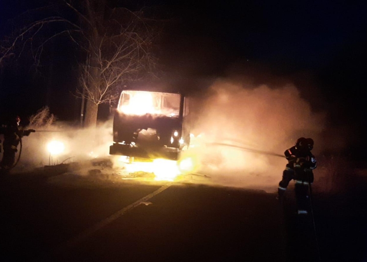 Camionul a ars ca o torță. FOTO ISU Delta Tulcea