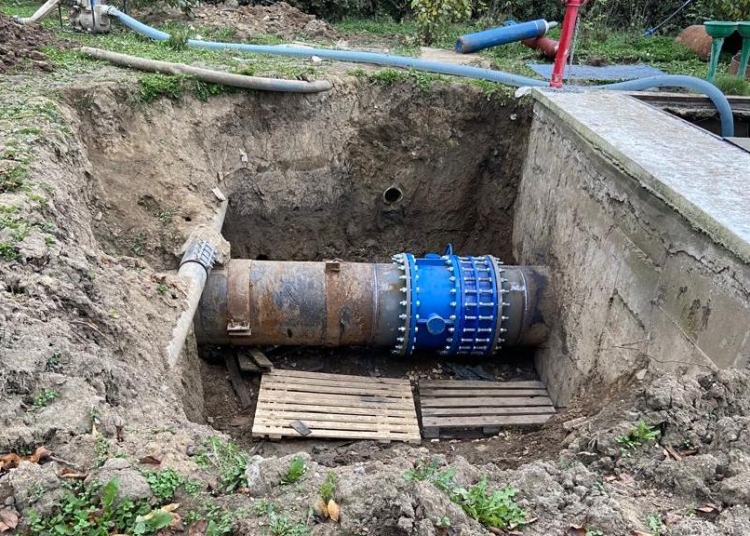 Lucrare la conducta de alimentare cu apă. FOTO RAJA SA