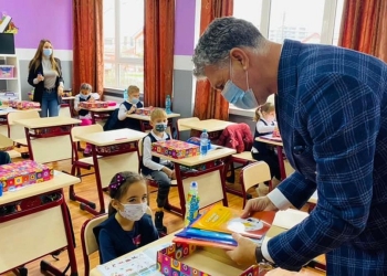 Pachete cu cărți pentru elevi. FOTO Primăria Năvodari