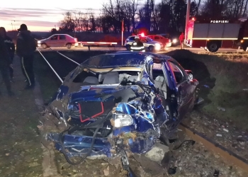 Mașina s-a răsturnat de mai multe ori și s-a oprit pe calea ferată. FOTO IPJ Ialomița