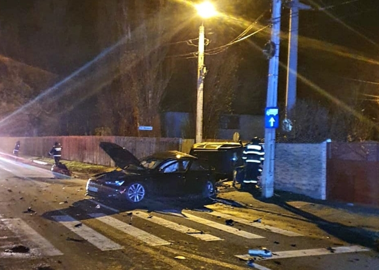 Patru victime și o țeavă spartă în urma coliziunii între două autoturisme. FOTO IPJ Ialomița