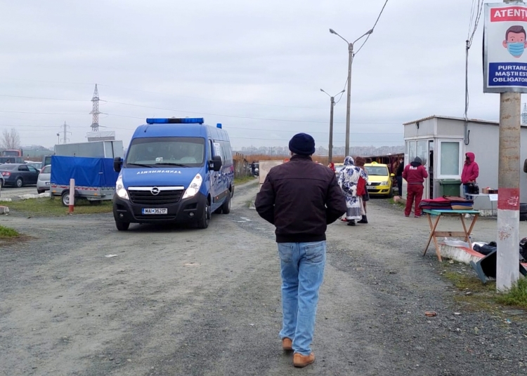 Jandarmii GJM Tomis în oborul săptămânal. FOTO Cătălin SCHIPOR