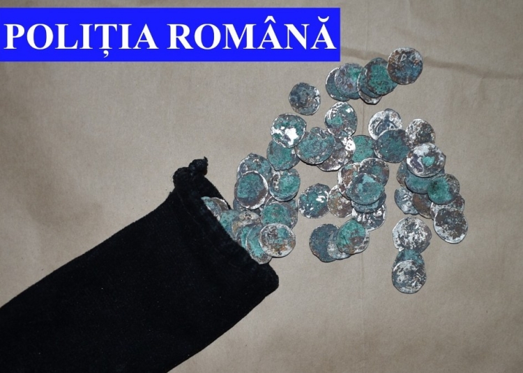 Monede de patrimoniu confiscate de polițiști. FOTO Poliția Română