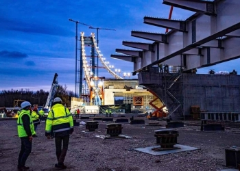 Montarea grinzilor metalice la pod. FOTO Radu Aramă