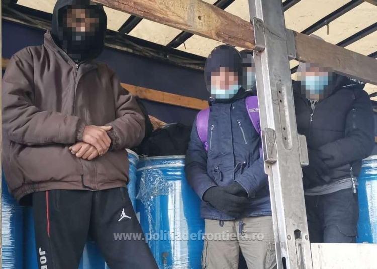 Cinci migranți au încercat să treacă peste graniță printre butoaiele cu gem