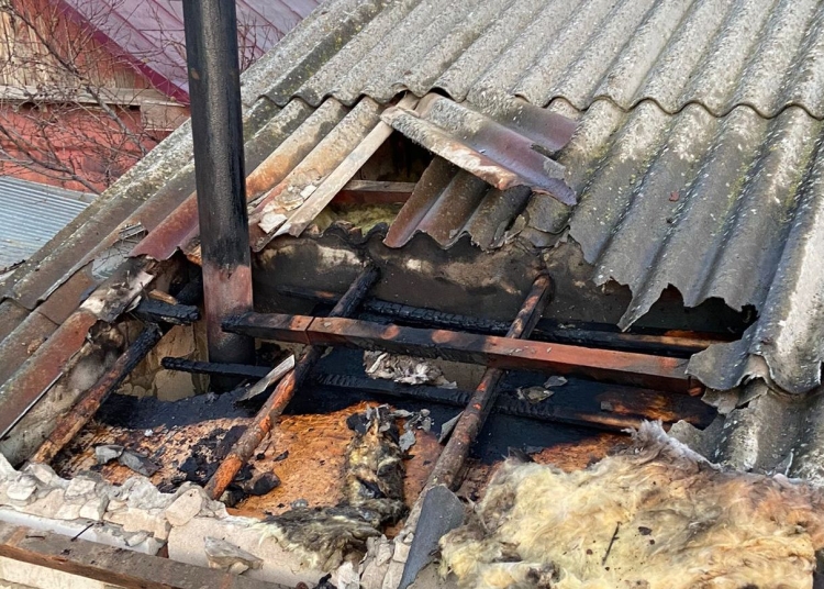 Incendiul a izbucnit de la coșul de fum. FOTO ISU Delta Tulcea