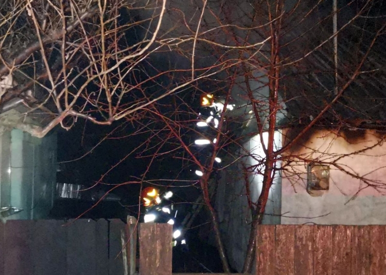Pompierii au intervenit pentru a stinge incendiul izbucnit la casă. FOTO ISU Delta Tulcea