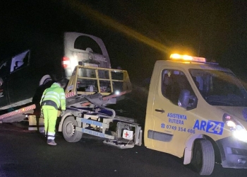 Mașina avariată a fost luată de o platformă. FOTO FP