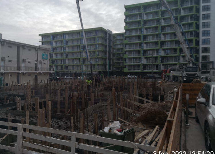 Lucrările la blocul preotului Andrei Salomia continuă, deși o instanță a hotărât suspendarea autorizației