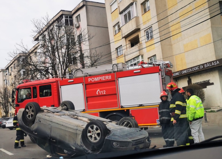 Pompierii au intervenit la accidentul cu mașina răsturnată. FOTO Focus Press