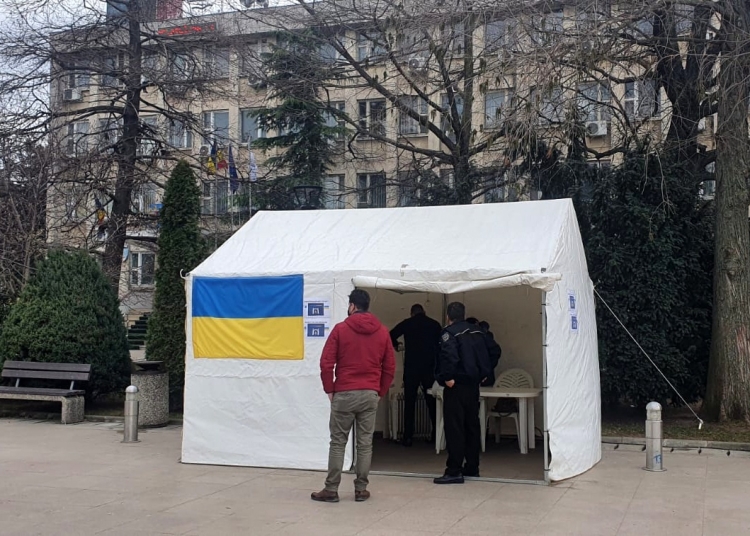 Punct de informare în fața Primăriei Tulcea. FOTO Primăria Tulcea