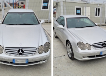 Mașina căutată de către autoritățile din Italia. FOTO Garda de Coastă