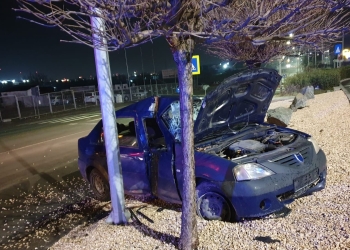 Mașina s-a răsturnat până în parcare. FOTO ISU Dobrogea