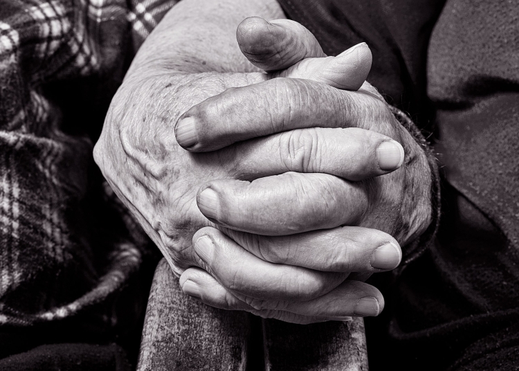 The old couple holding hands