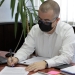 Ștefan Ilie a semnat un gant pentru municipiul Tulcea. FOTO Primăria Tulcea