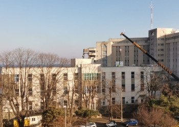 Instalarea noilor sisteme de ventilație și filtrare a aerului. FOTO Loredana MIHAI