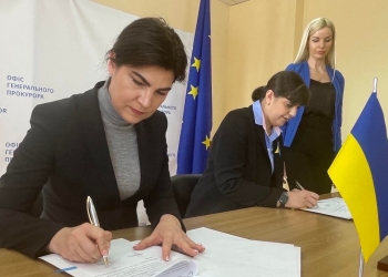 Iryna Venediktova și Laura Codruța Kovesi, semnând acordul. FOTO Facebook/Iryna Venediktova