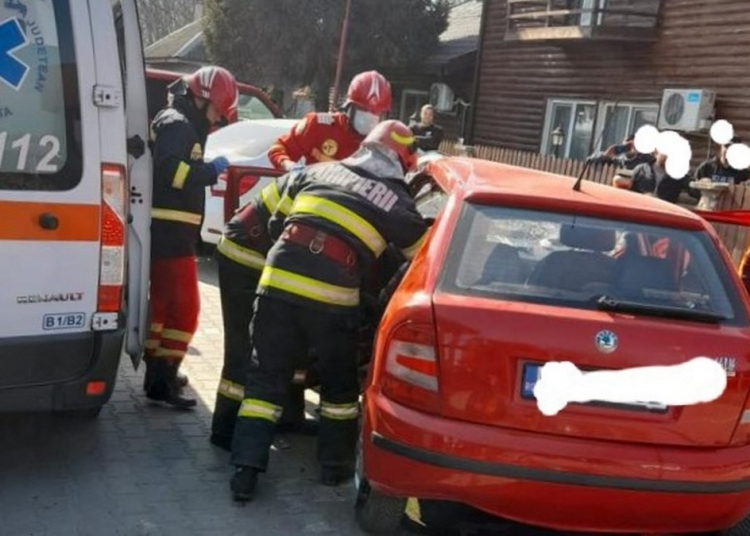 Pompierii de la descarcerare au scos victima din mașină. FOTO ISU Ialomița
