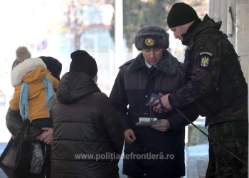Oameni într-un punct de trecere al frontierei. FOTO Poliția de Frontieră