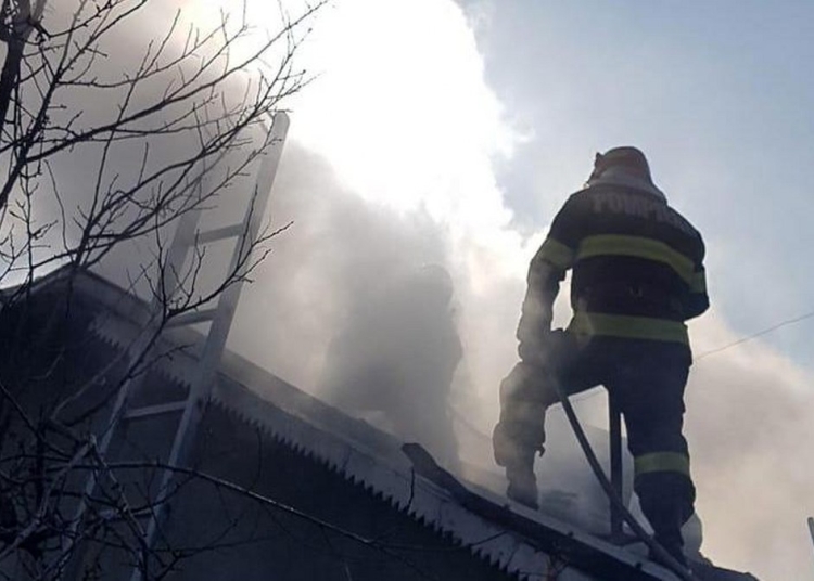 Pompierii au intervenit pentru stingerea incendiului izbucnit la locuință. FOTO ISU Delta Tulcea