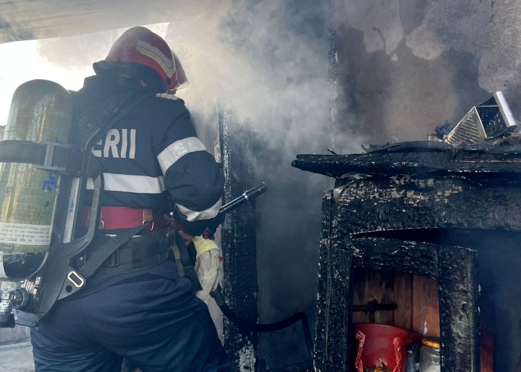 Pompierii au stins incendiul. Imagine cu rol ilustrativ
