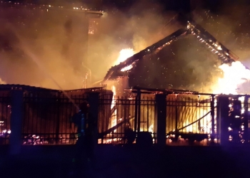 Incendiul a cuprins întreaga casă. FOTO ISU Dobrogea