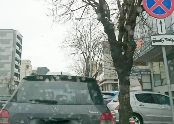Mașini parcate neregulamentar în Constanța. FOTO Primăria Constanța