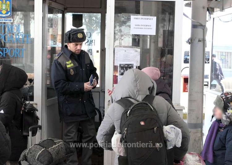 Refugiați la frontieră. FOTO Poliția de Frontieră