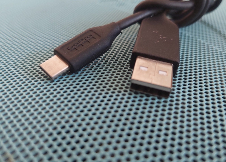 Cablu USB cu mufă tip C. FOTO Cătălin SCHIPOR