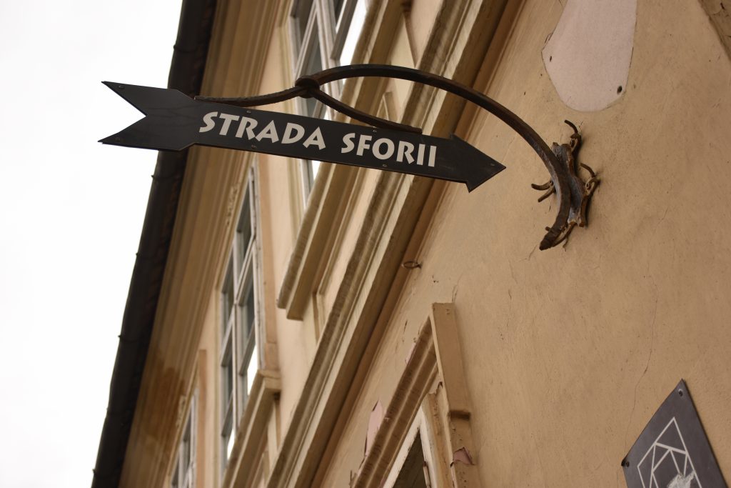 Strada Sforii din Brașov, a treia cea mai îngustă stradă a Europei, nu a scăpat de "artiștii" care fac graffiti pe clădiri