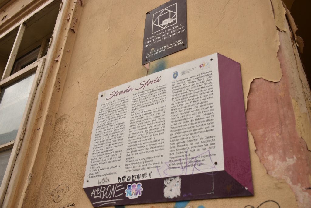 Strada Sforii din Brașov, a treia cea mai îngustă stradă a Europei, nu a scăpat de "artiștii" care fac graffiti pe clădiri