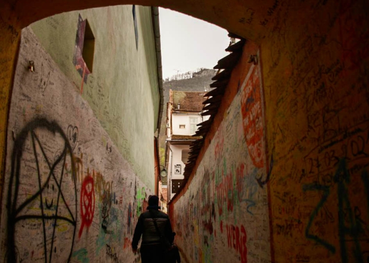 Strada Sforii din Brașov, a treia cea mai îngustă stradă a Europei, nu a scăpat de "artiștii" care fac graffiti pe clădiri