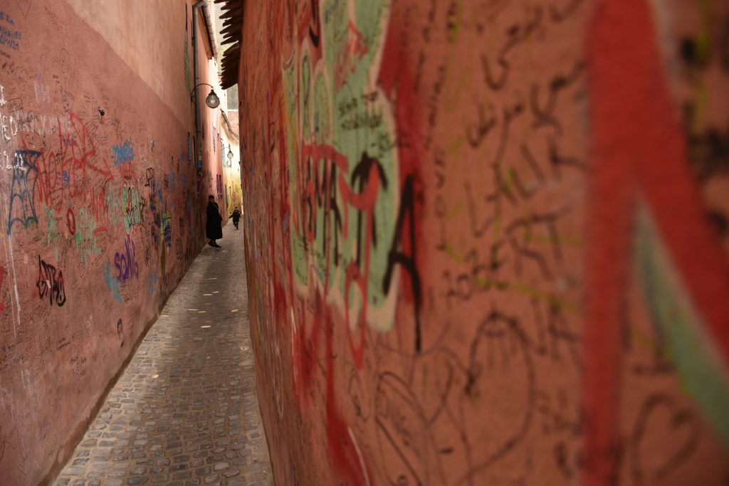 Strada Sforii din Brașov, a treia cea mai îngustă stradă a Europei, nu a scăpat de "artiștii" care fac graffiti pe clădiri