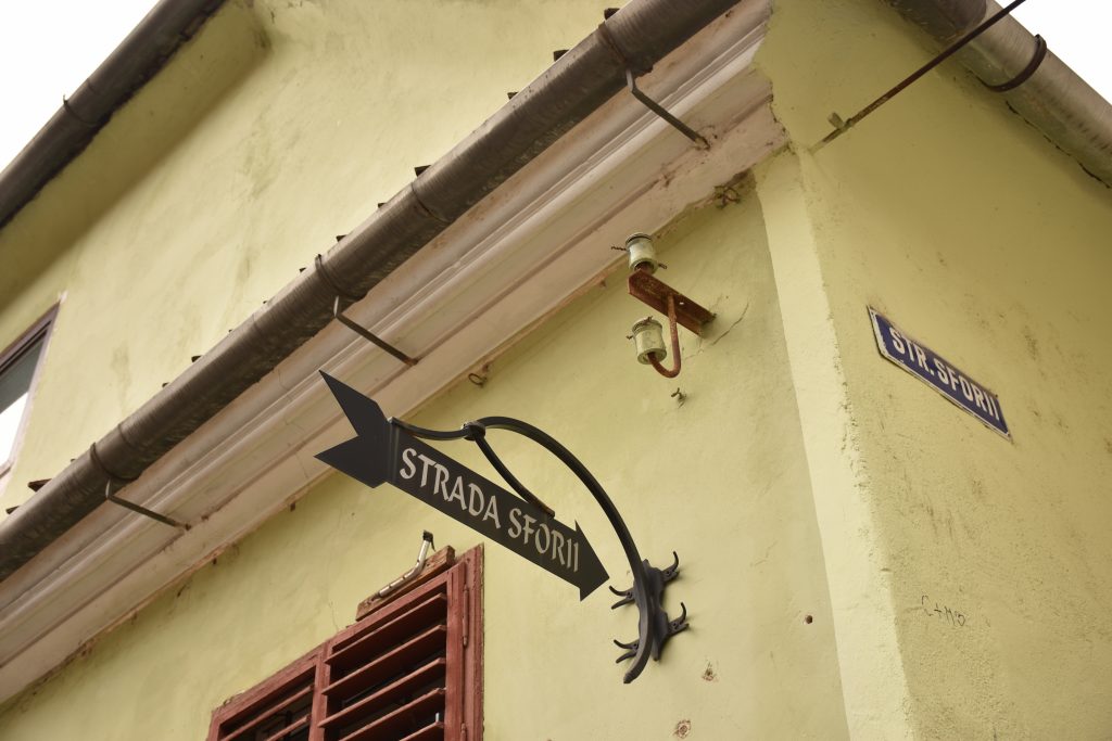 Strada Sforii din Brașov, a treia cea mai îngustă stradă a Europei, nu a scăpat de "artiștii" care fac graffiti pe clădiri