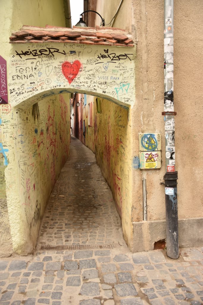 Strada Sforii din Brașov, a treia cea mai îngustă stradă a Europei, nu a scăpat de "artiștii" care fac graffiti pe clădiri