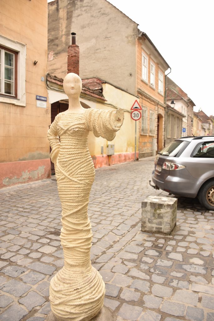 Strada Sforii din Brașov, a treia cea mai îngustă stradă a Europei, nu a scăpat de "artiștii" care fac graffiti pe clădiri