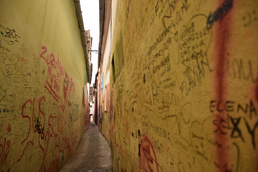 Strada Sforii din Brașov, a treia cea mai îngustă stradă a Europei, nu a scăpat de "artiștii" care fac graffiti pe clădiri