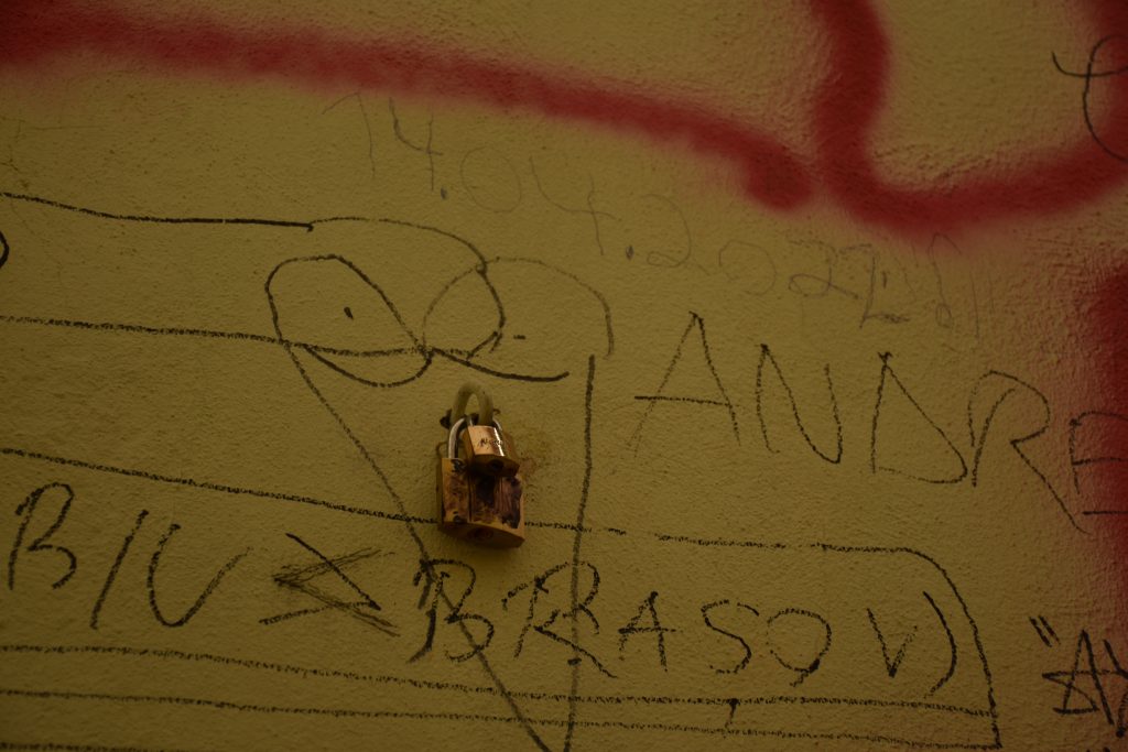 Strada Sforii din Brașov, a treia cea mai îngustă stradă a Europei, nu a scăpat de "artiștii" care fac graffiti pe clădiri