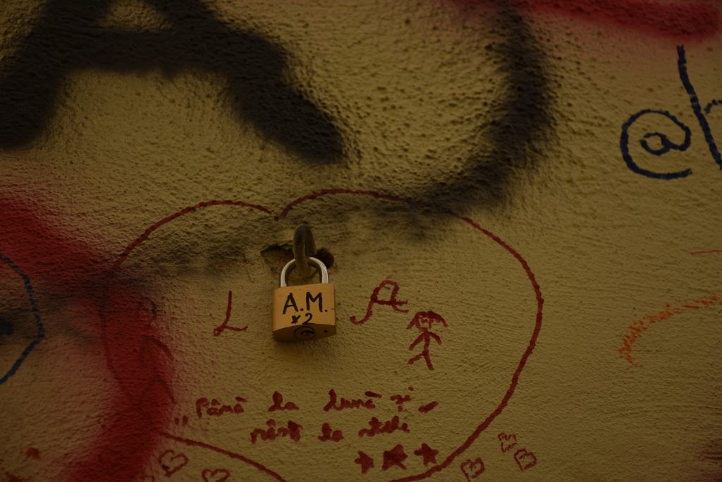 Strada Sforii din Brașov, a treia cea mai îngustă stradă a Europei, nu a scăpat de "artiștii" care fac graffiti pe clădiri