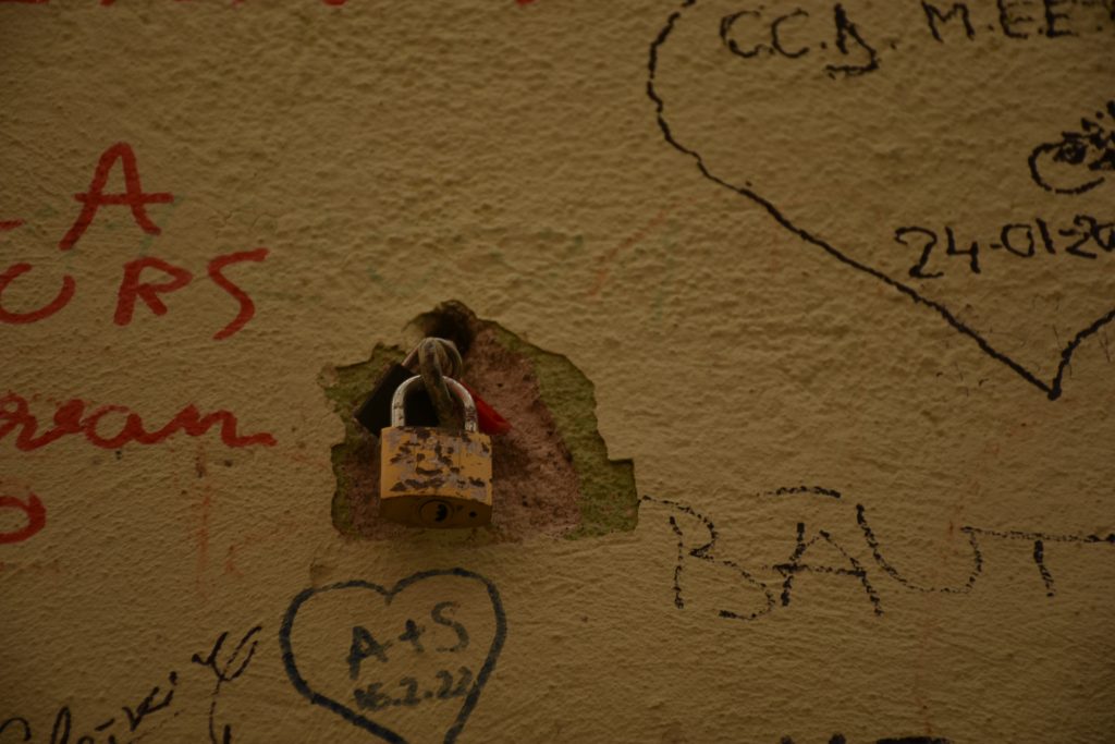 Strada Sforii din Brașov, a treia cea mai îngustă stradă a Europei, nu a scăpat de "artiștii" care fac graffiti pe clădiri