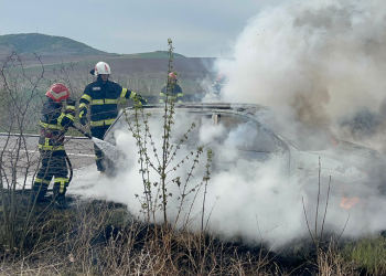 O mașină a ars ca o torță