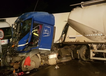 Accident între două autocamioane. FOTO ISU Neamț