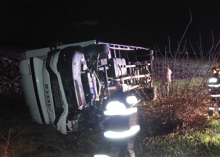 Dubița s-a răsturnat în afara părții carosabile. FOTO ISU Ialomița