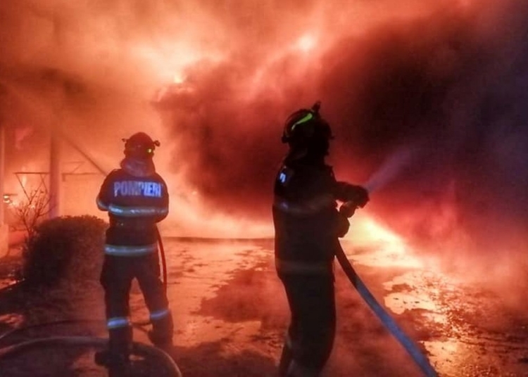 Incendiu puternic la un imobil. FOTO ISU „Bucovina“ Suceava