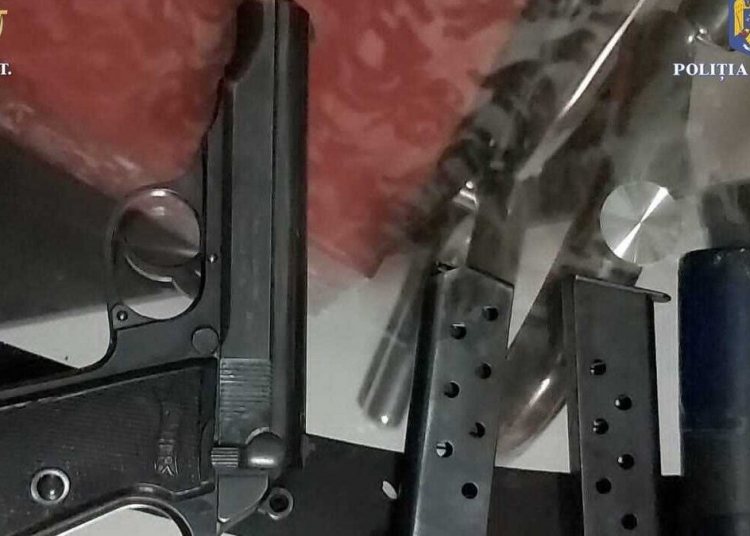 Armă letală descoperită în urma perchezițiilor. FOTO DIICOT