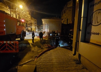 Strada Cuza Vodă -intervenţie a pompierilor. FOTO Cătălin SCHIPOR
